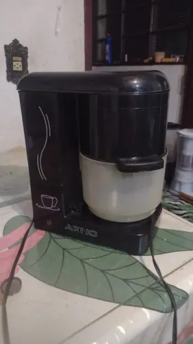 Cafeteira Arno na cor preta, em ótimo funcionamento