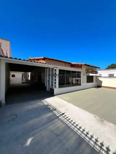 Casa em Araruama, 4 quartos ( 2 suítes ) - R$ 490.000,00 - Centro