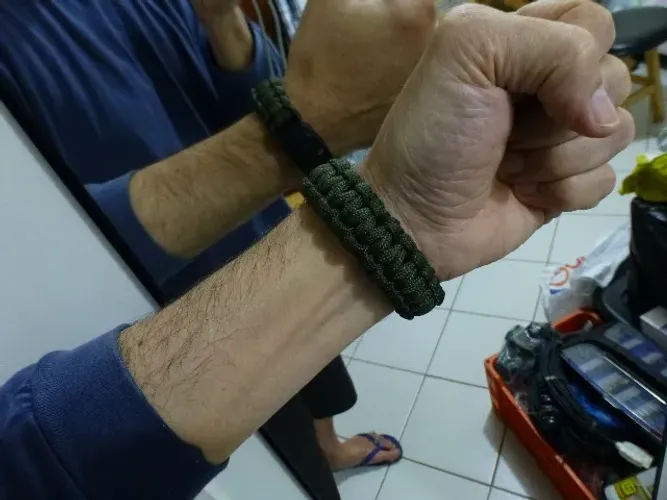 Bracelete Tático Aventura feito com Paracord - Fecho especial