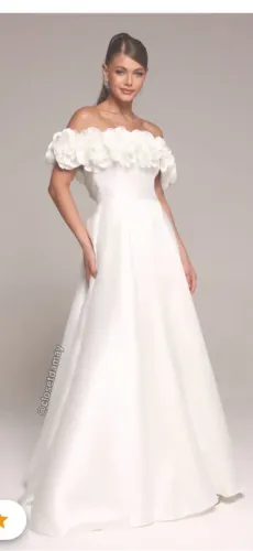 Vestido de noiva longo, em zibeline, tomara que caia com bolsos e flores removíveis