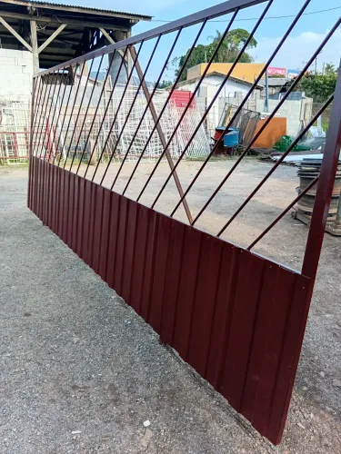 Vendo portão de ferro 4,28x1,75 em Gaspar.