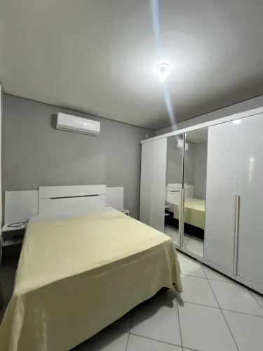Guarda-Roupa Casal Branco com Espelho + Cabeceira - Excelente Estado - R$ 1.400