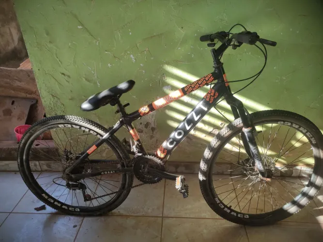 VENDO BICICLETA ARO26 SEMI NOVA COM ALGUMAS MARCAS DE USO(LEIA A DESCRIÇÃO)