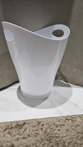 Cesto ou lixeira com alça em acrílico