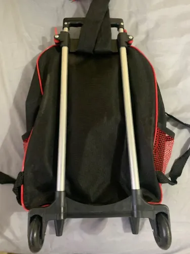 Mochila de rodinhas avangers nunca usada.