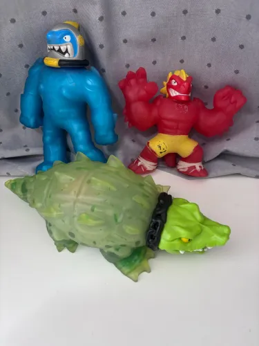 Três bonecos elásticos GOO JITZU