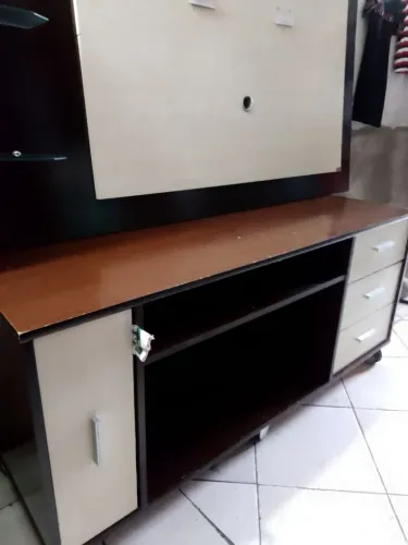 Conjunto de painel grande para tv e rack grande com 3 gavetas e porta cds e 4 rodinhas 