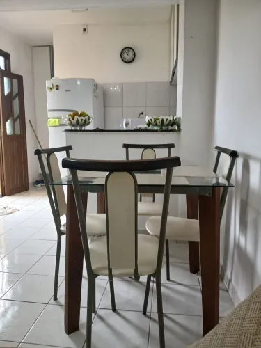Vendo mesa de vidro 80x80 com 4cadeiras valor 220,00 reais