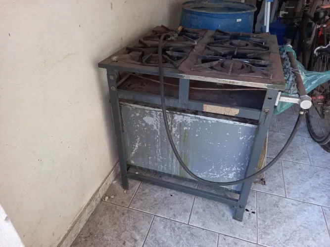 Fogão industrial 4 bocas com forno integrado