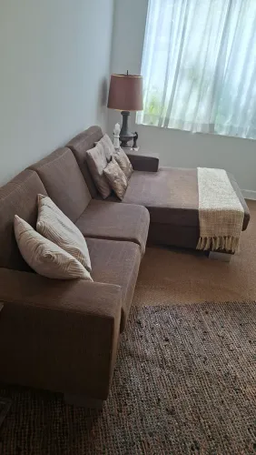 Sofá marrom com chaise, 2,60m, em bom estado.