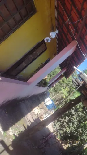 Casa com garagem e quintal grande já com árvores frutíferas..