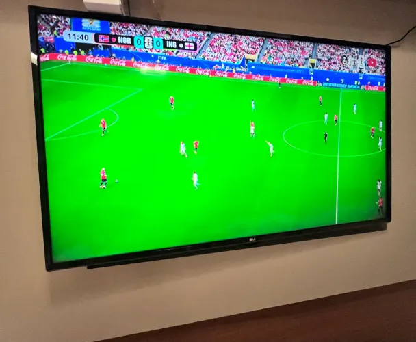 Smart TV LG 55 com suporte de parede