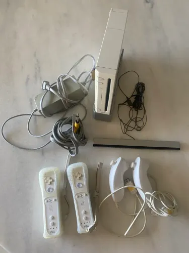 Console Wii com cabos e dois controles