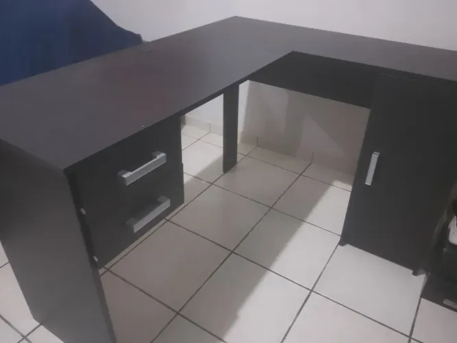 Escrivaninha mesa em L R$ 399,00 e cadeiras cada uma zera nunca usada R$ 119,00