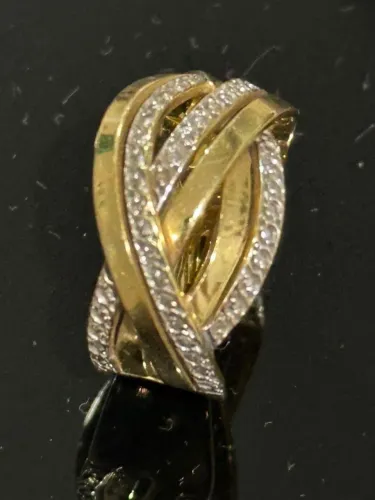 Anel entrelaçado com diamantes
