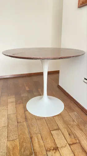 Mesa redonda de pé de ferro e madeira de Jacarandá