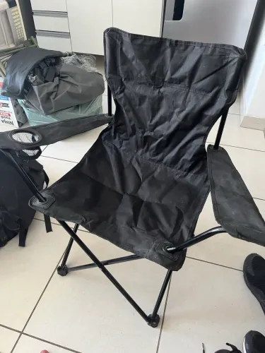 cadeira preta dobrável espaço para copo e braços com sacola de transporte nova iguaçu