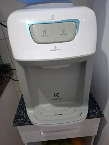 Vende-se Bebedouro Electrolux semi novo com três garrafões.