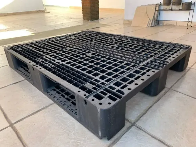 Pallet Plástico Seminovo 100x120x15 frente aberta