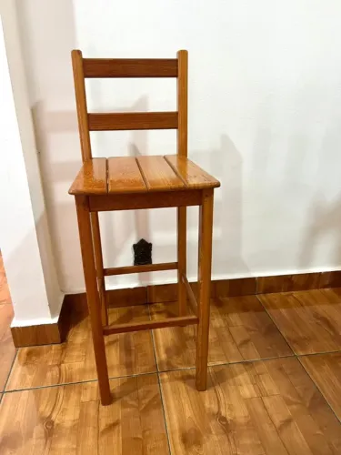 2 Banquetas de Madeira Maciça Novas - Resistentes, Elegantes e Prontas para Uso