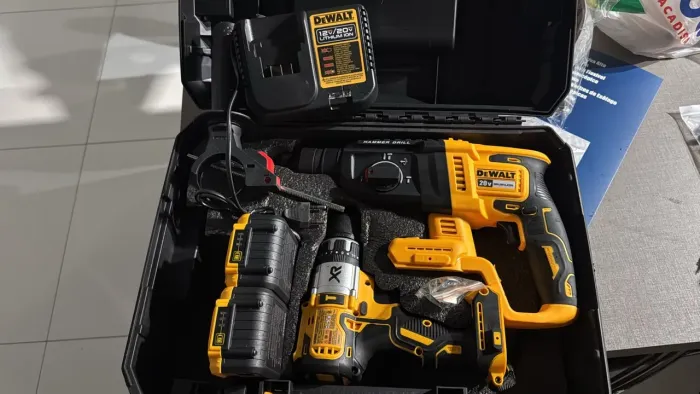 Kit DeWalt 20V XR Brushless<br><br>Furadeira + Martelete + 2<br><br>Baterias + Carregador