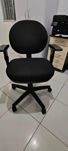 Cadeira giratória semi nova