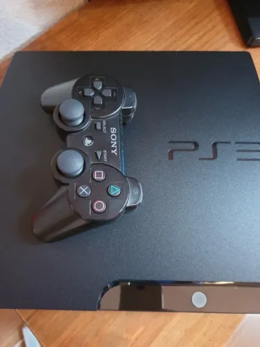 Vende-se PS3 Slim desbloqueado, com um controle