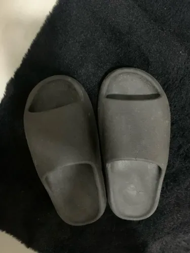 Chinelo slide preto bom só um pouco sujo!!!
