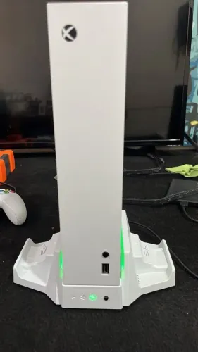 Base Cooler RGB para Xbox Series S com Carregador de Controles + 2 Baterias Recarregáveis