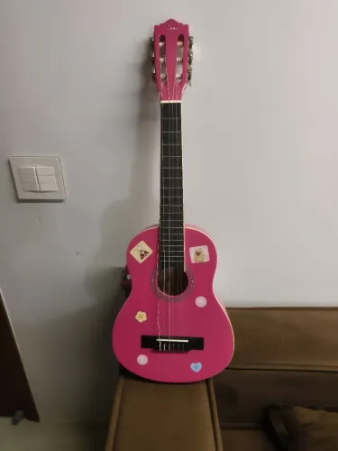 Violão infantil rosa --- Michael Precisa trocar cordas