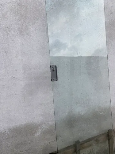 Porta de correr de vidro verde