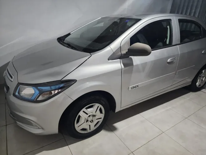 Chevrolet Onix Hatch LT 1.0 8V Flex Power Mec. 4P 2015