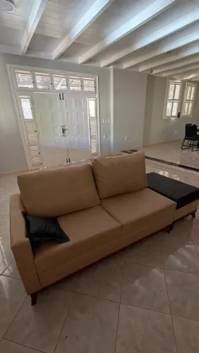 Sofá foi feito por encomenda modelo exclusivo
