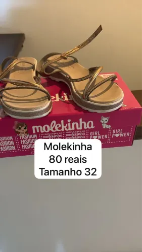 Uma bota e uma sandália