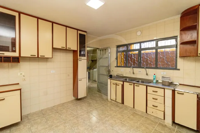 Sobrado com 3 quartos, sala, cozinha, 3 banheiros, 2 vagas de garagem.