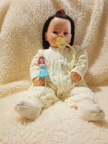 Bebezao 65cm macacão tricô creme + chupeta + prendedor e bonequinha que está na mão...
