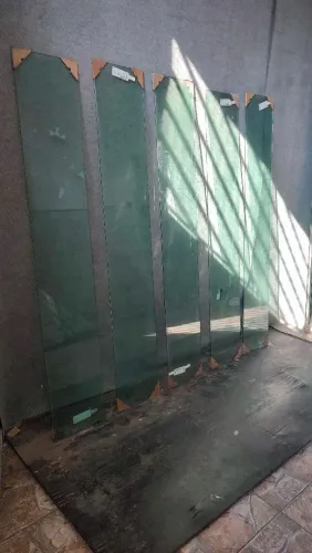 5 vidros fixos de 1,88x30 verde todos com 3 furos R$50,00 CADA E NAO ENTREGO