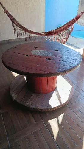 Mesa de jantar feita de carretel de cabo