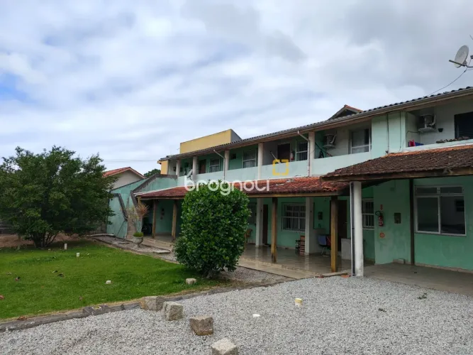 Terreno com Casa de 3 dormitórios e 8 Kitnets a venda no Rio Vermelho Florianópolis