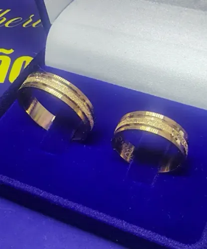Alianças Casamento e Bodas Ouro 18 kilates Trabalhadas Peso 7 Gramas 5 mm Retas Maciça    