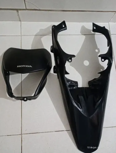Paralama superior da XRE mais carenagem do bloco do farol