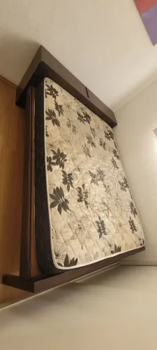 Cama de madeira 