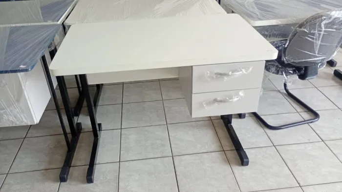 Mesa para escritório com duas gavetas e chave