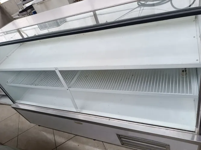 VITRINE REFRIGERADA 1,70m VIDRO RETO 220V GELA MUITO A.G REBELO