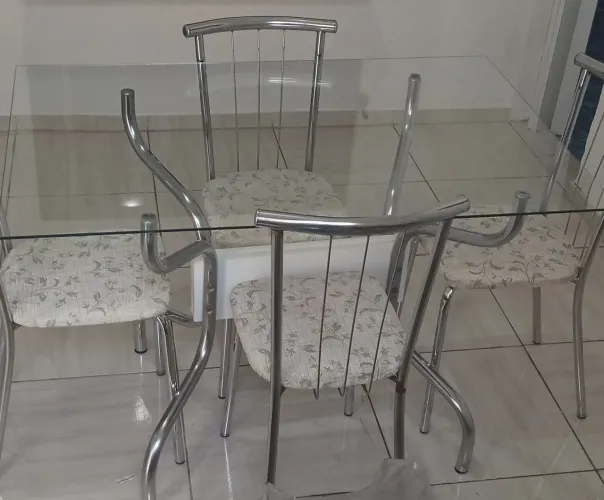 Mesa Carraro com 4 cadeiras, tampo de vidro. Medidas: 1,20 de comprimento x 80 de largura.