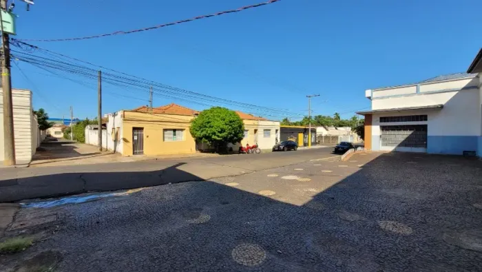 São Joaquim, próximo ao centro da cidade 460 m2 de terreno com 3 casas