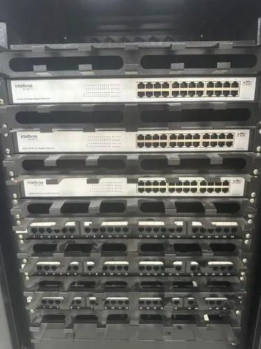 3 Switches Intelbras de 24 portas cada