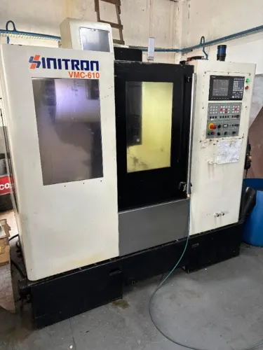 Centro de Usinagem Sinitron VMC-610