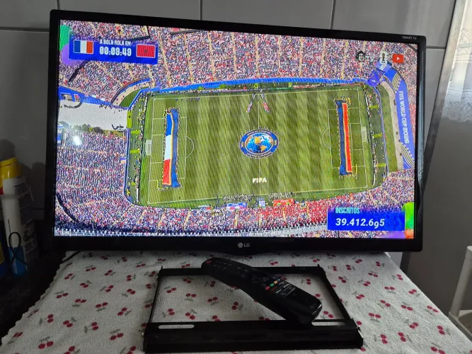 TV LG Smart 28 polegadas sem pedestal e acompanha suporte de parede e controle remoto