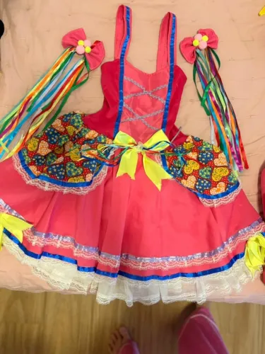 Vestido Caipira com enfeites de cabelo para esta Junina. Tam: 7/8 anos.